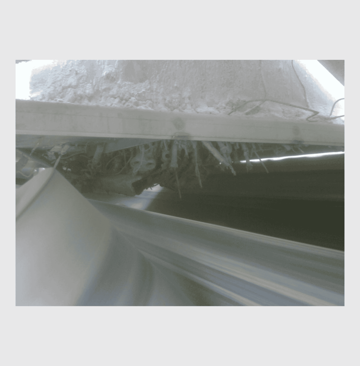 Permeant Suspended Plate Magnet with Tramp Metal Collection