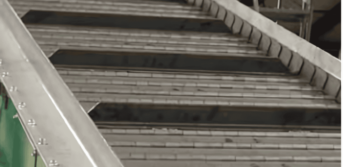 MPI steel hinge conveyor with magnetic steps
